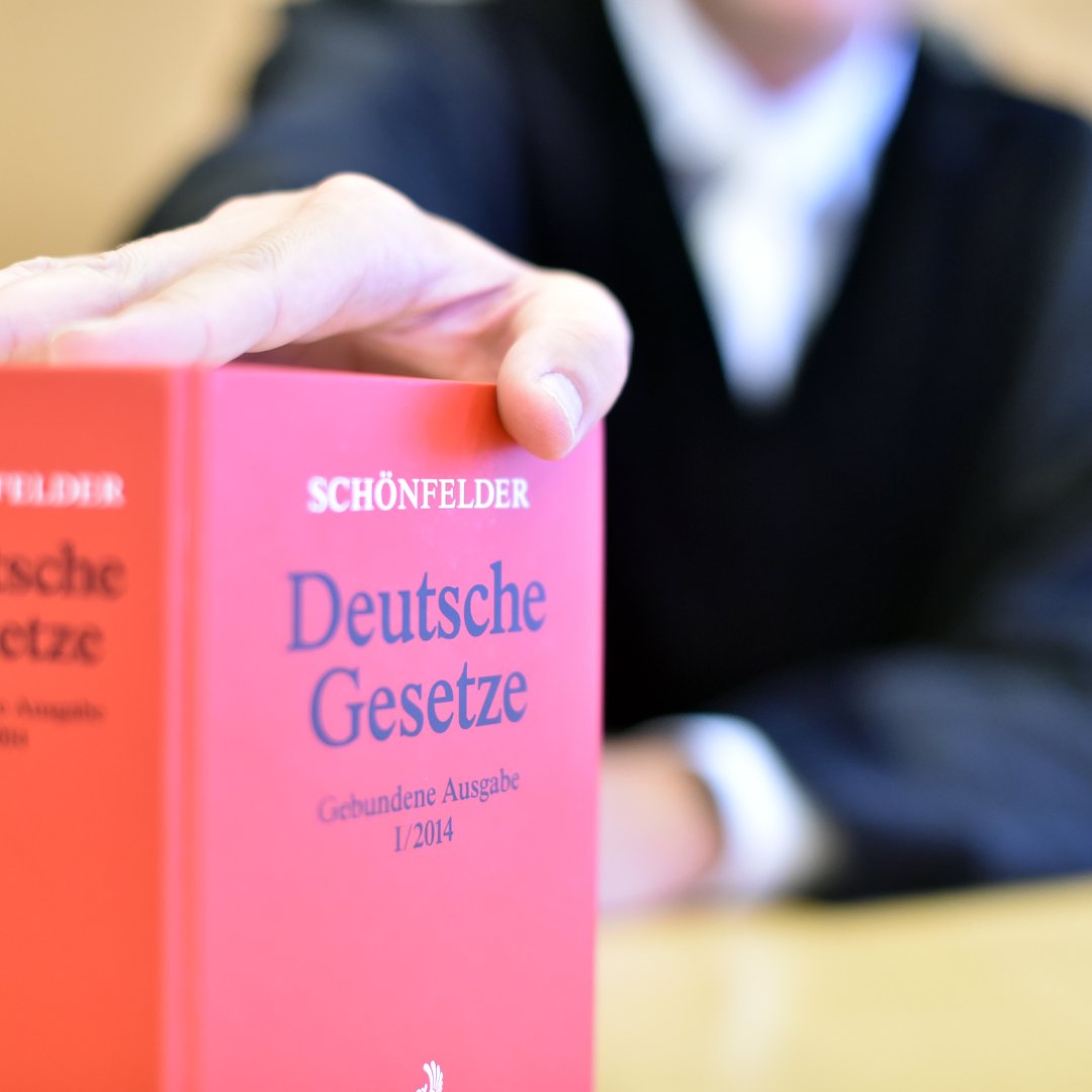 Symbolbild zum Thema Feedback: "Fordert ihr, dass RichterInnen politisch entscheiden?!"