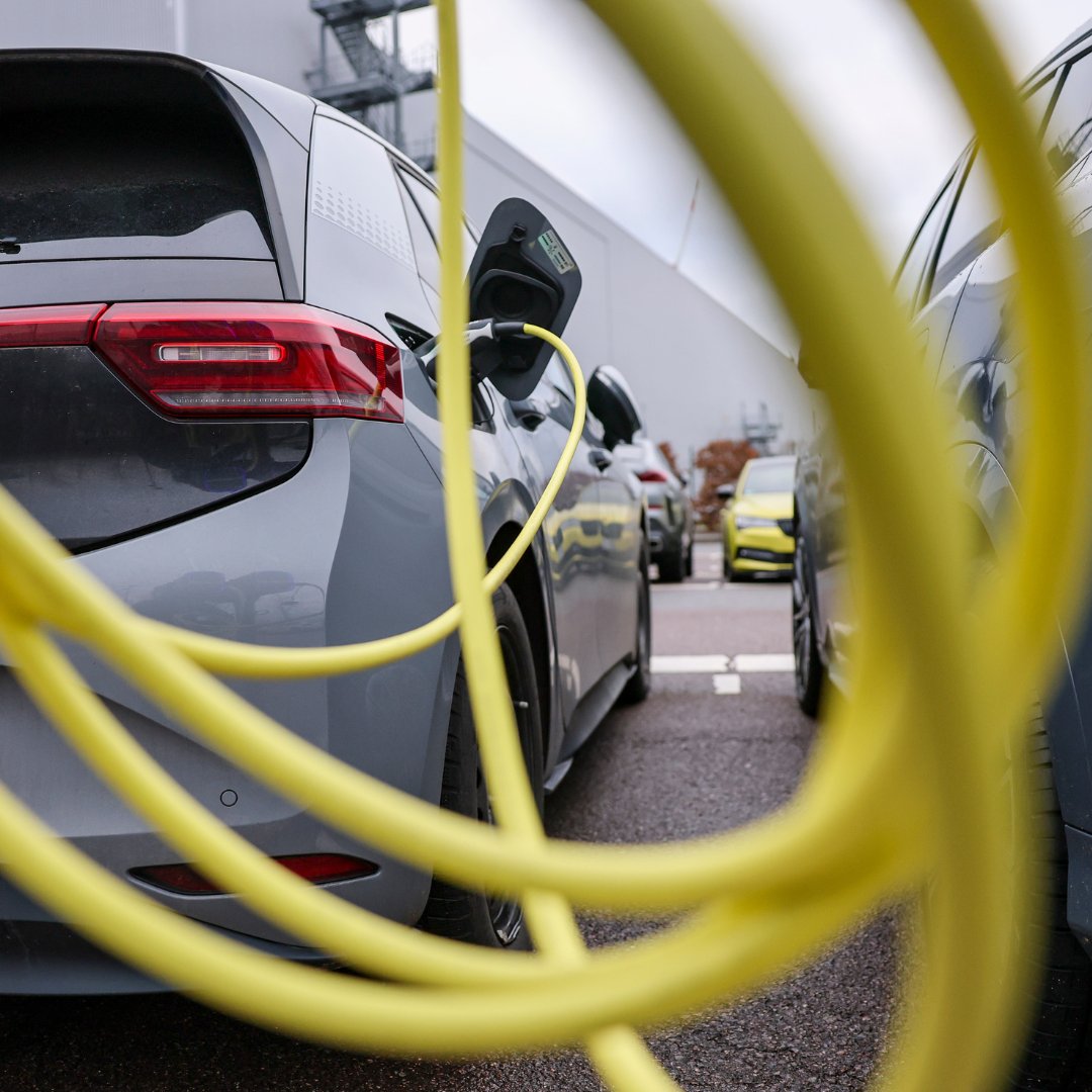 Symbolbild zum Thema Ladekabel eines E-Autos über einem Gehweg